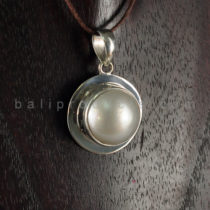 Pendant Bulat Polos Permata Putih Mutiara