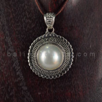 Pendant Bulat Permata Tengah Putih Mutiara