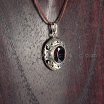 Pendant Oval Motif Permata Diamondcut Merah Darah