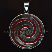 Pendant Bulat Pusaran Air Merah Mutiara